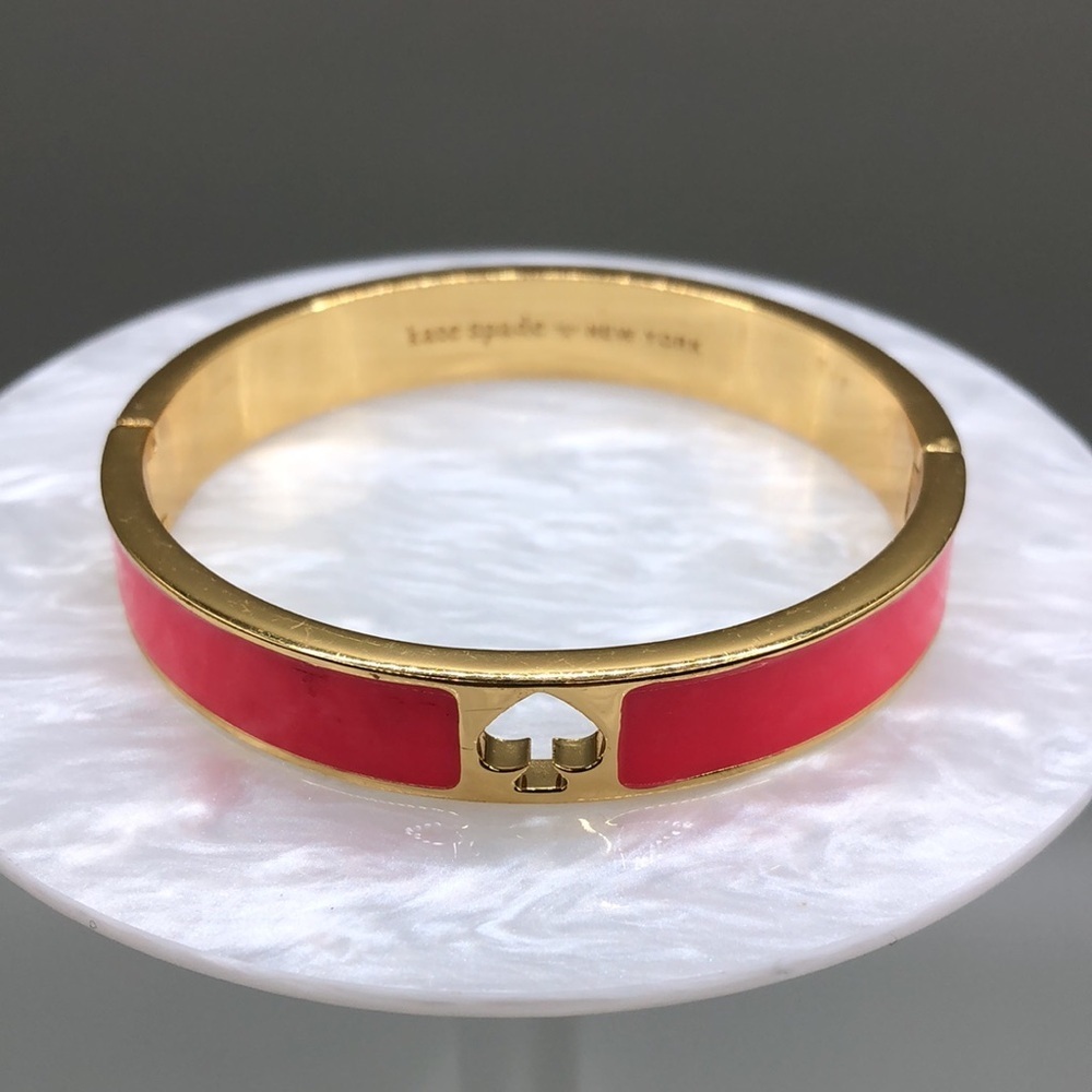 Kate Spade Everyday Spade Coral Gold Hinged Bangle Bracelet Logo Spade Cut Out - Picture 2 of 6